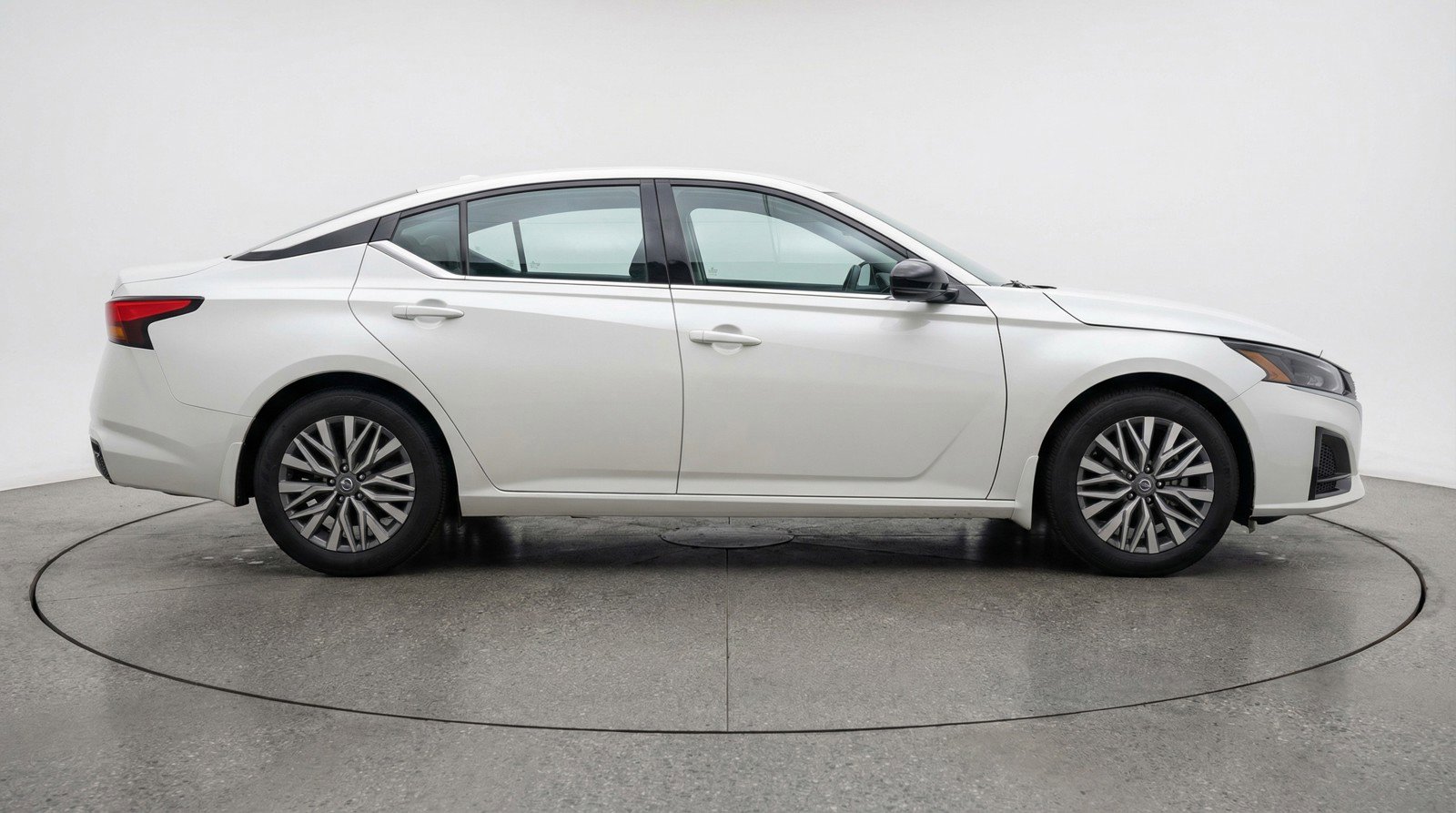 Used 2025 Nissan Altima 2.5 SV image 11