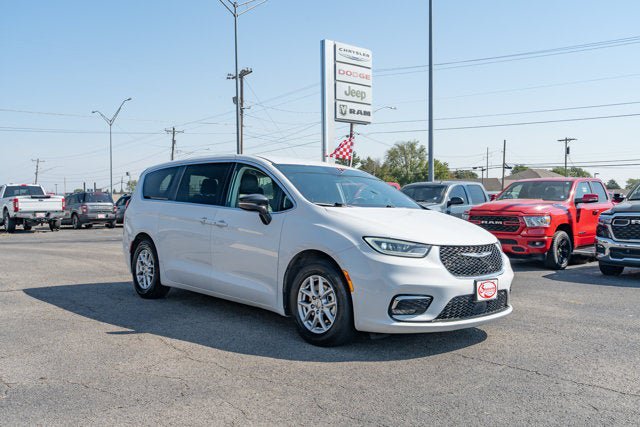 Used 2024 Chrysler Pacifica Touring-L FWD image 7