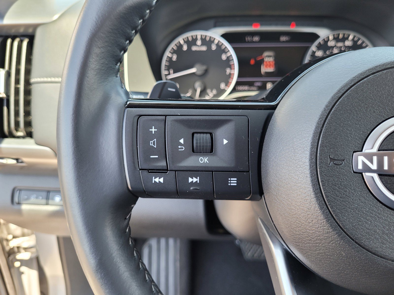 Used 2025 Nissan Pathfinder SL AWD/4WD image 23