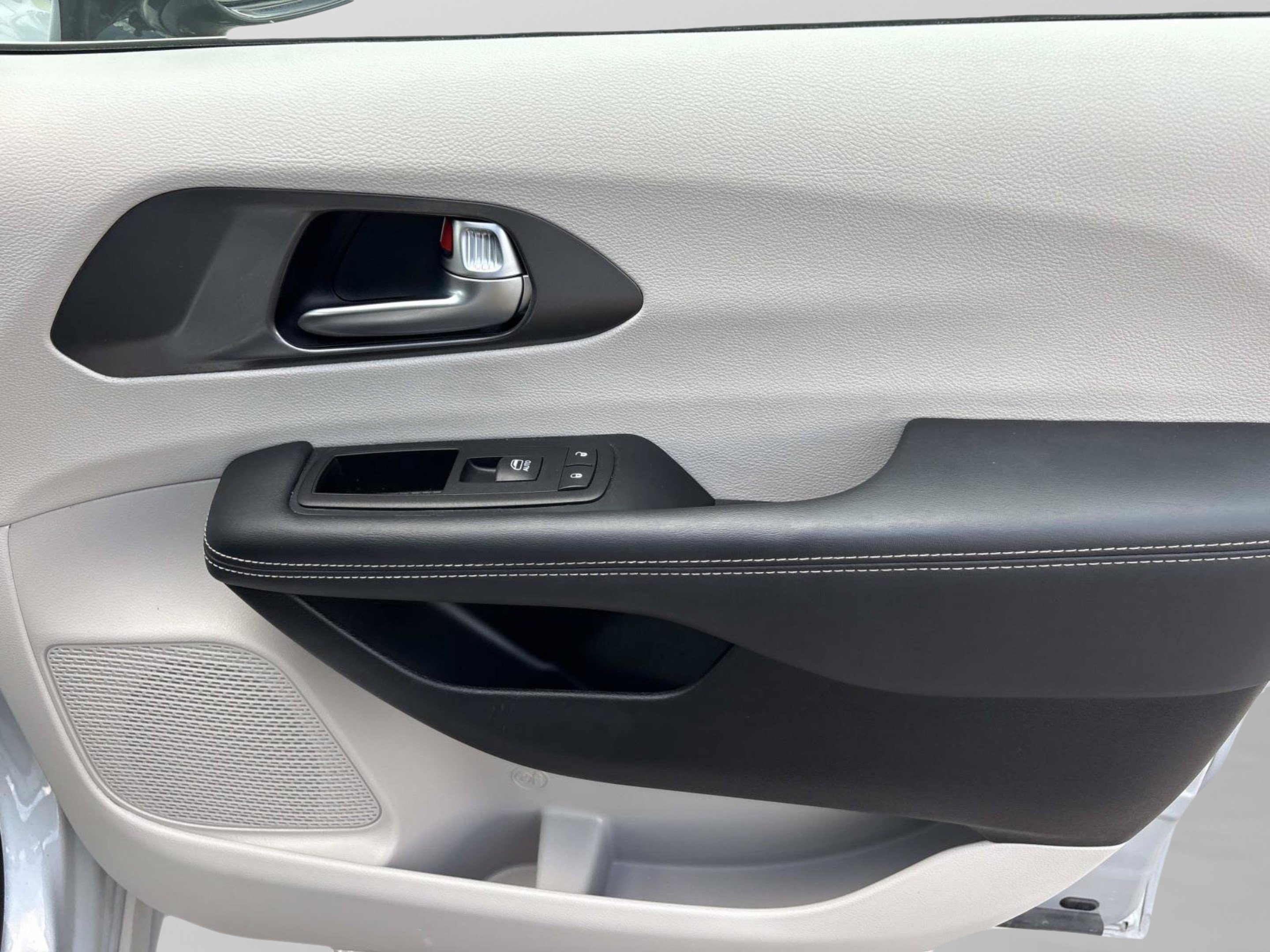 Used 2024 Chrysler Pacifica Touring-L FWD image 18