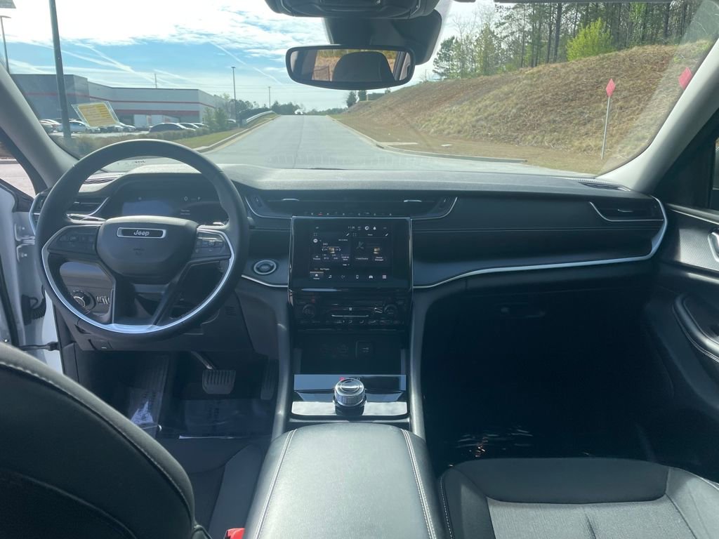 Used 2023 Jeep Grand Cherokee Laredo X image 25