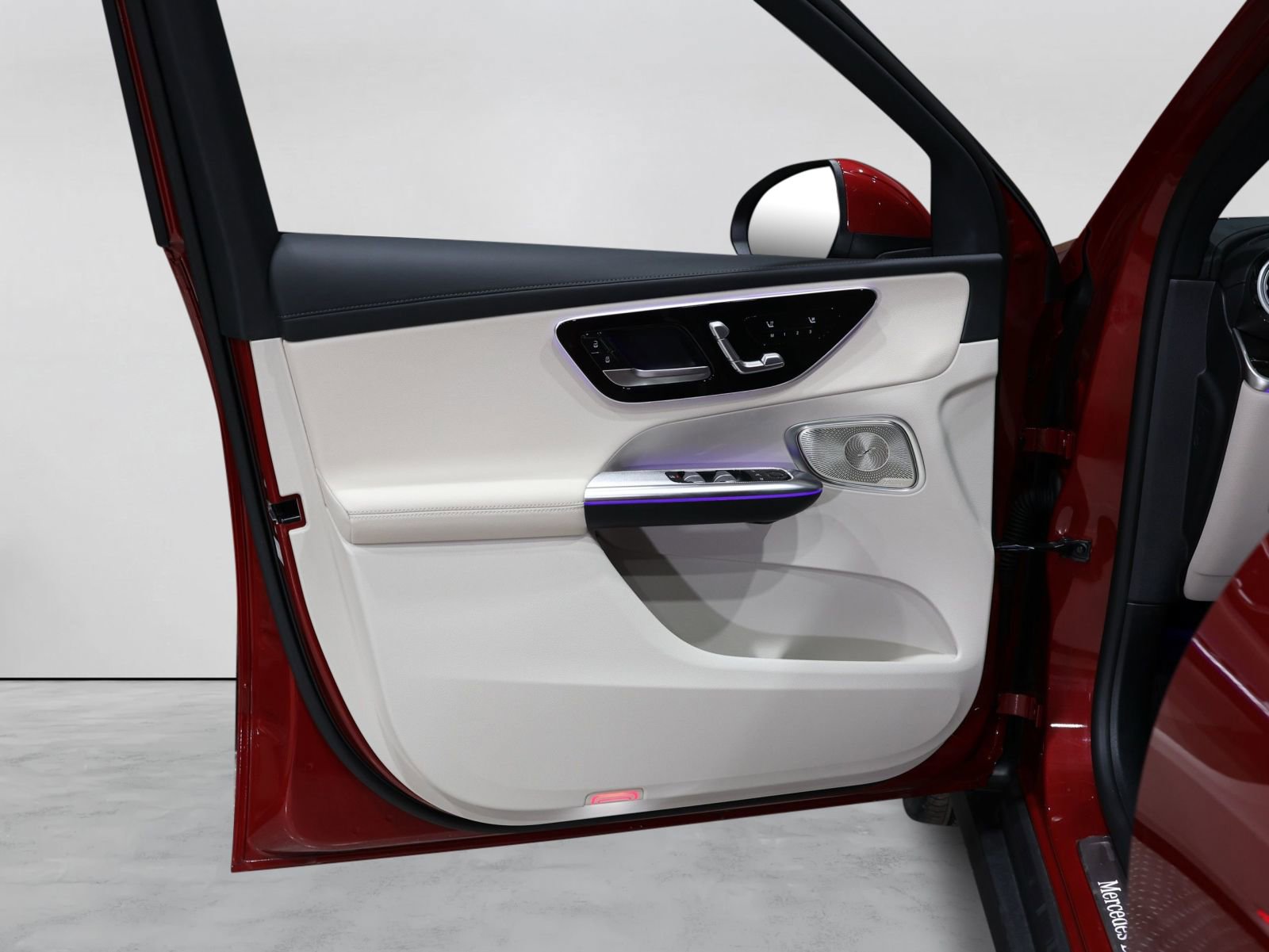 Used 2025 Mercedes-Benz GLC 300 4MATIC image 35