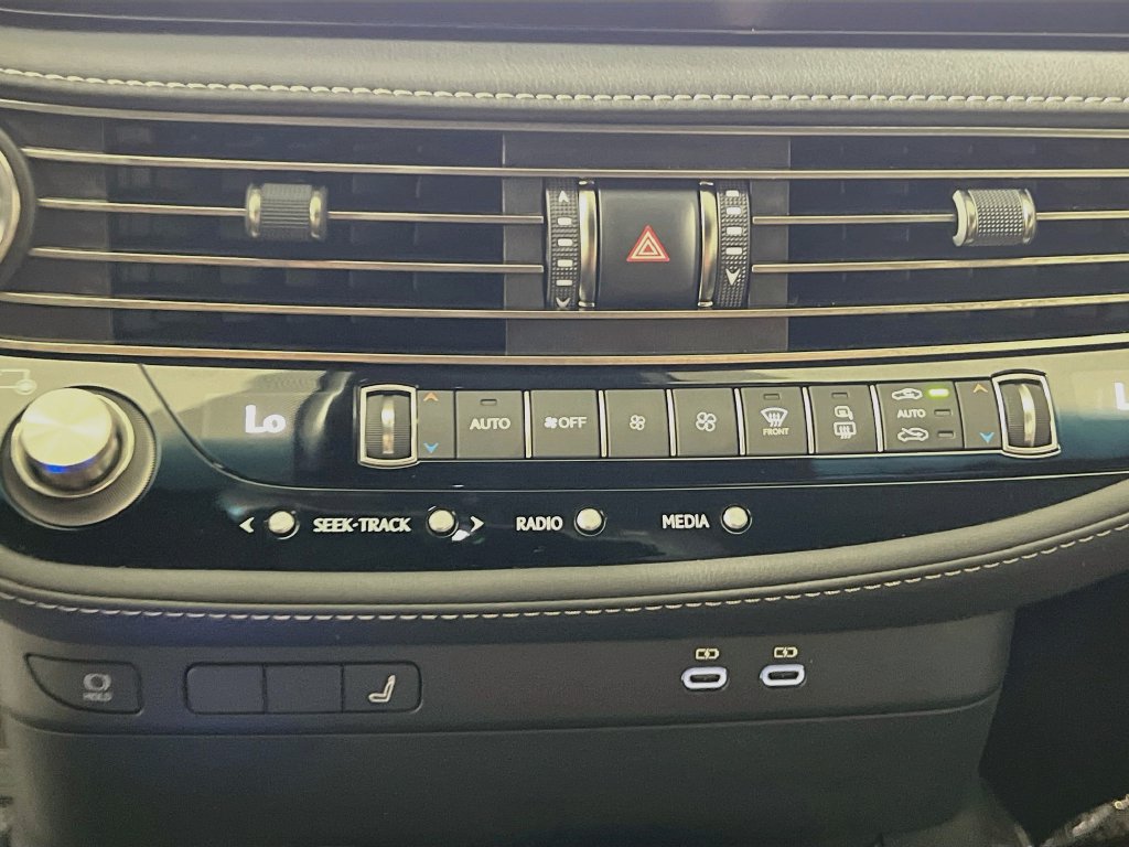 Used 2023 Lexus LS 500 w/ Accessory Package (Z2) RWD image 23