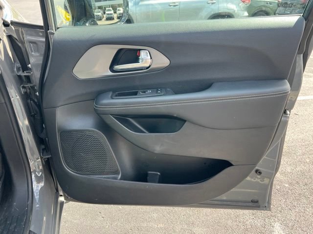 Used 2025 Chrysler Pacifica Select w/ Uconnect Theater Family Group AWD/4WD image 37