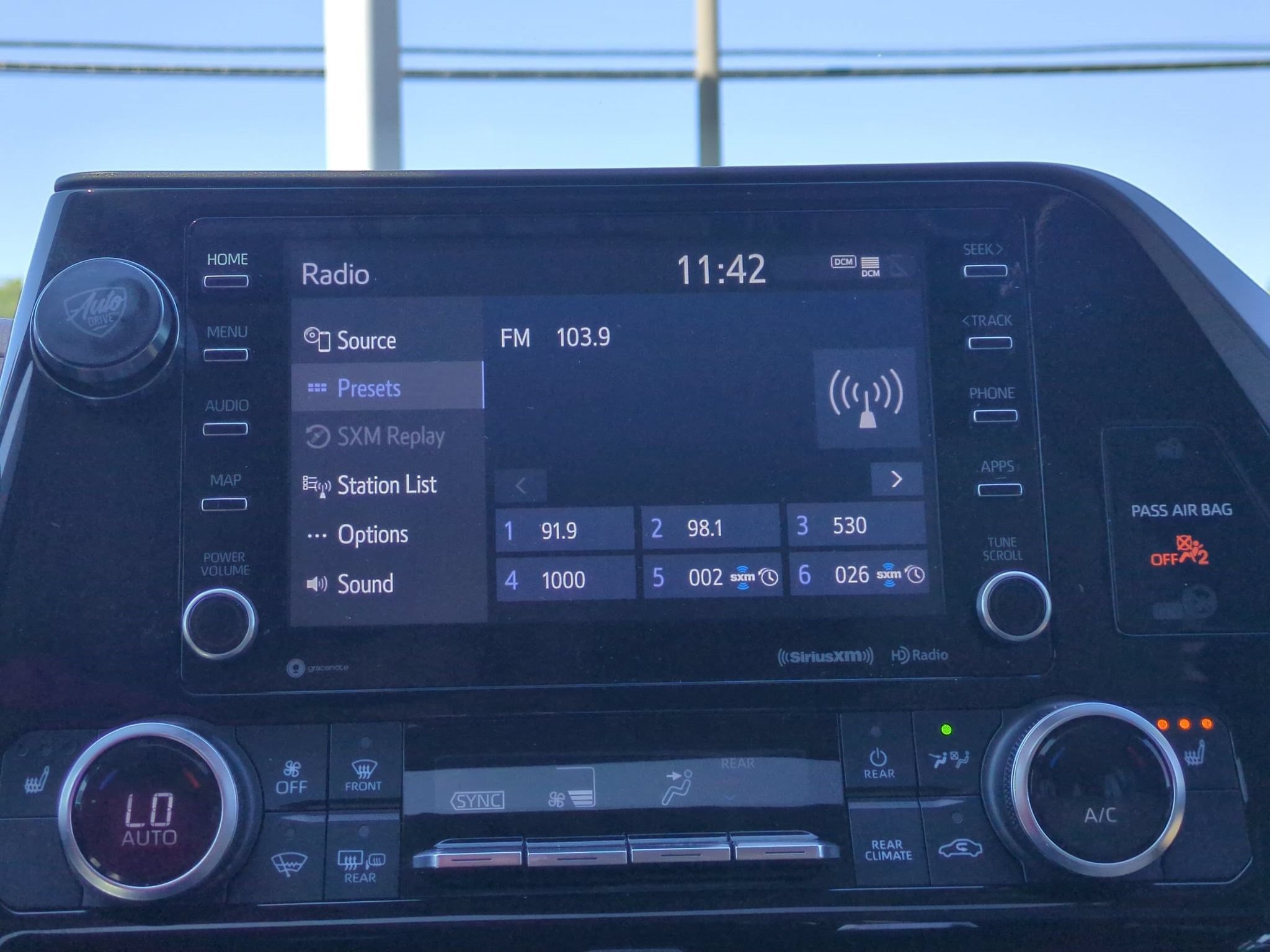 Used 2022 Toyota Highlander XLE FWD image 19