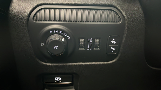Used 2023 Jeep Wagoneer Series II AWD/4WD image 31
