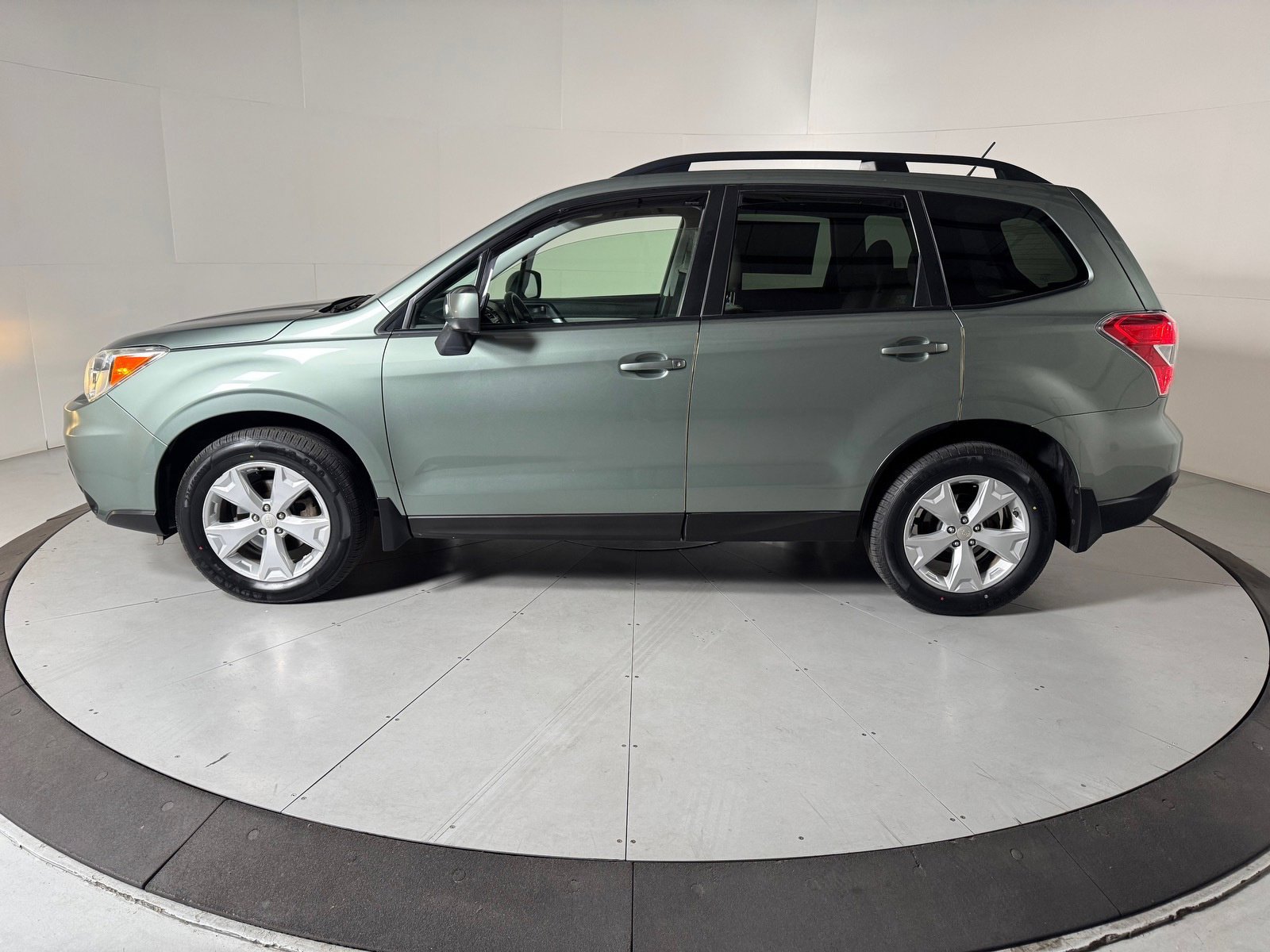 Used 2014 Subaru Forester 2.5i Premium w/ All-Weather Package AWD/4WD image 2
