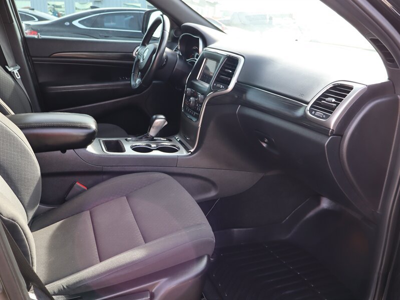 Used 2019 Jeep Grand Cherokee Laredo AWD/4WD image 5