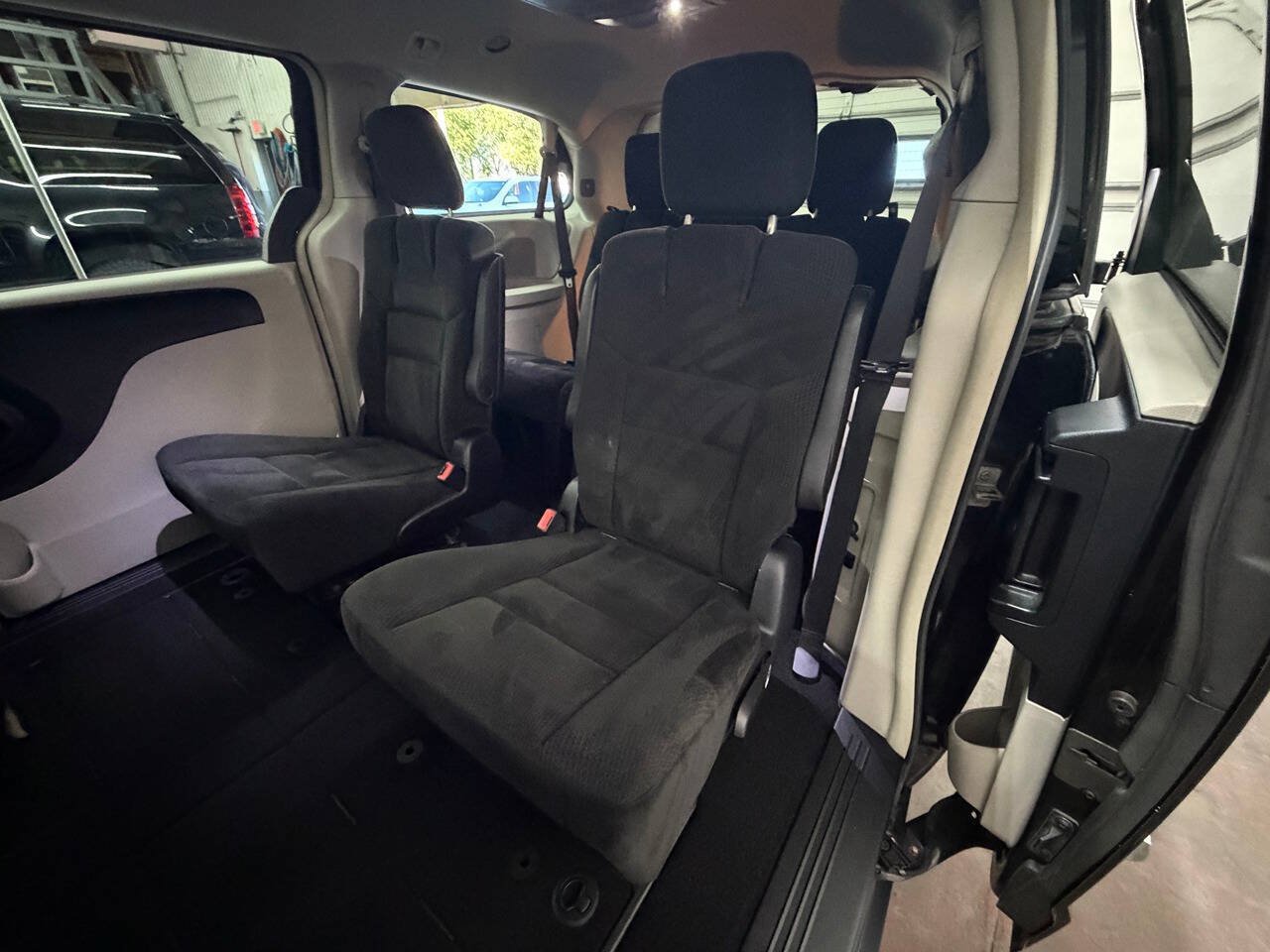 Used 2015 Chrysler Town & Country Touring FWD image 26