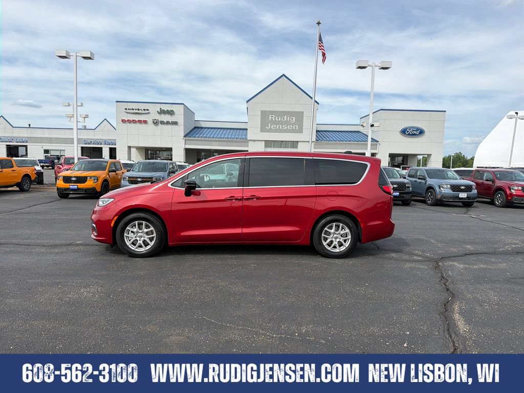 Used 2025 Chrysler Pacifica Select FWD image 2