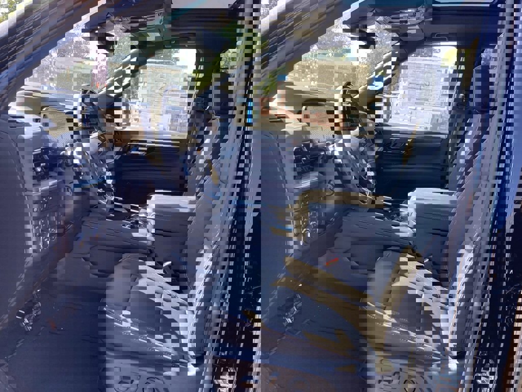 New 2025 Chevrolet Suburban Premier image 9