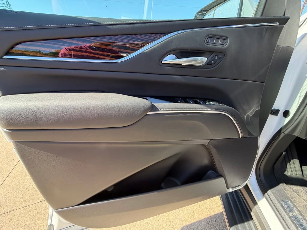 Used 2024 Cadillac Escalade Premium Luxury AWD/4WD image 8