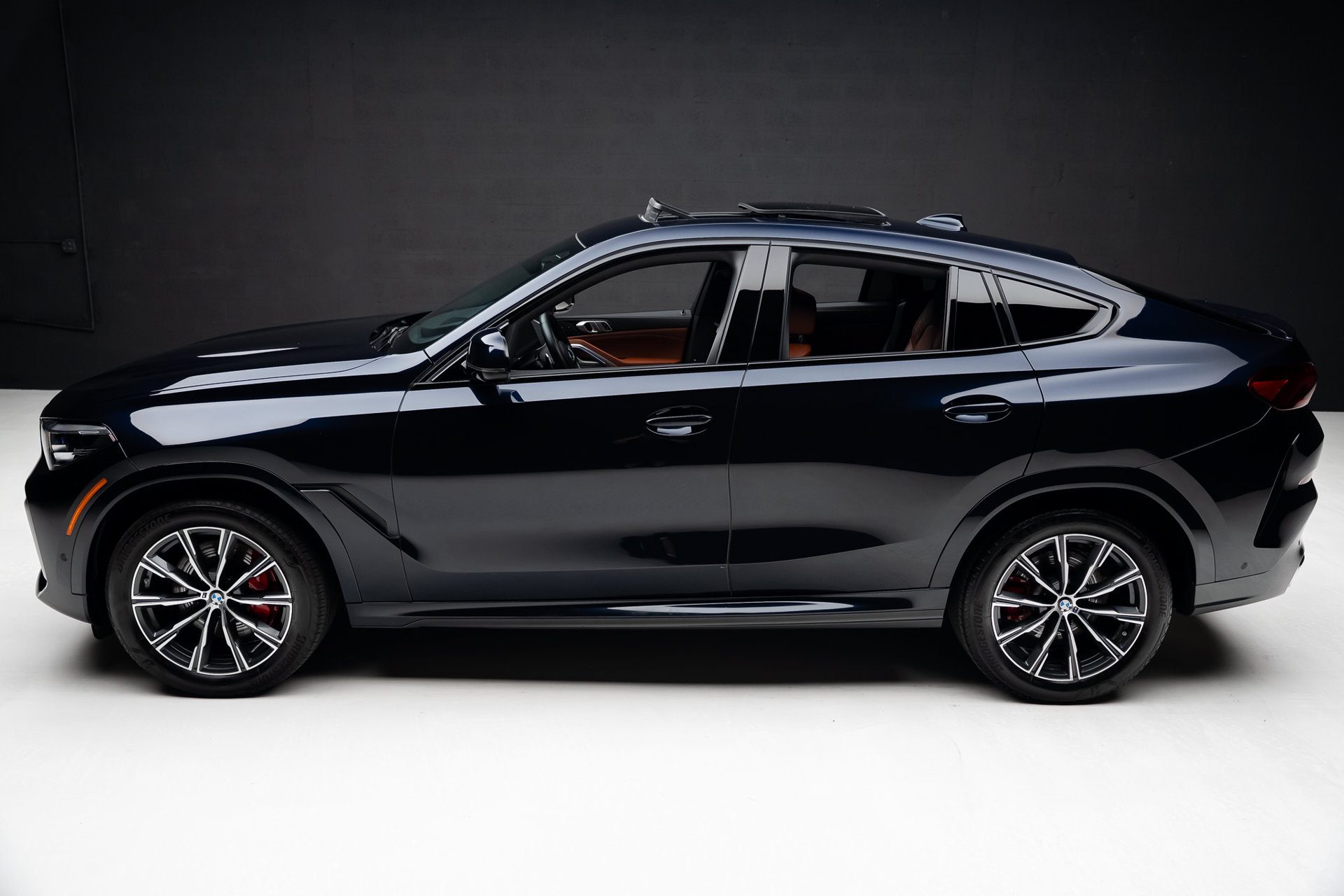 Used 2023 BMW X6 xDrive40i w/ M Sport Package AWD/4WD image 16