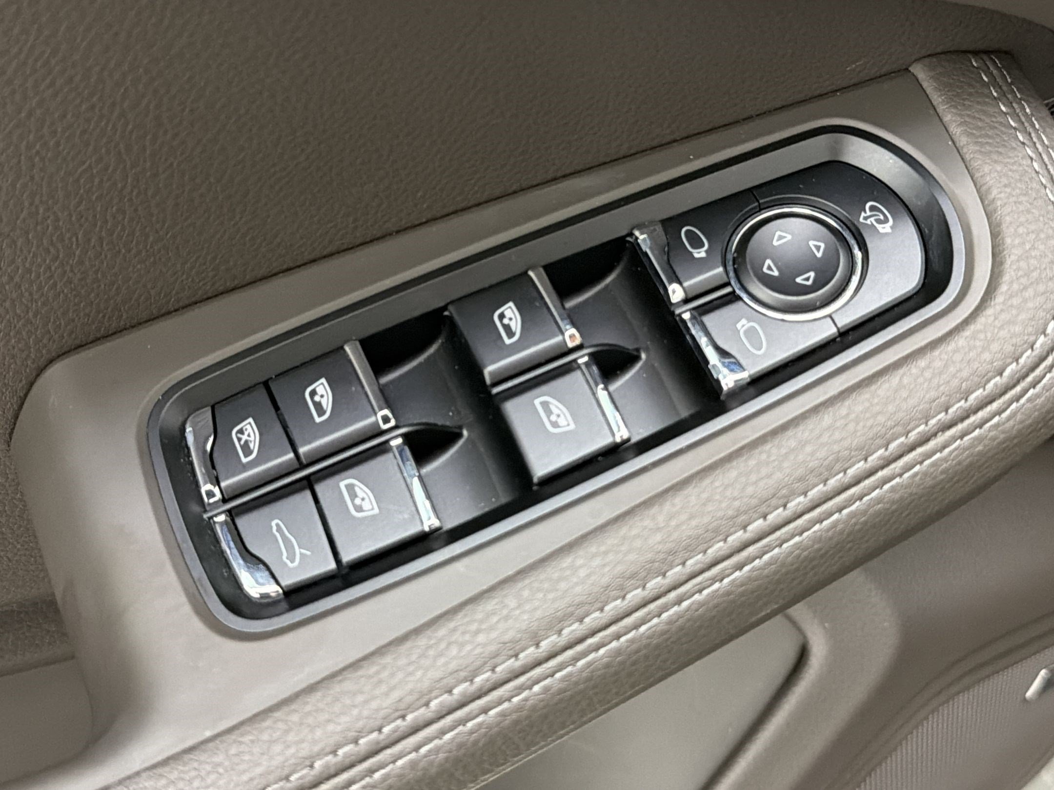 Used 2026 Porsche Macan AWD/4WD image 26