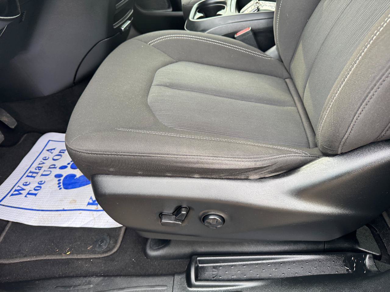 Used 2023 Chrysler Pacifica Touring FWD image 22