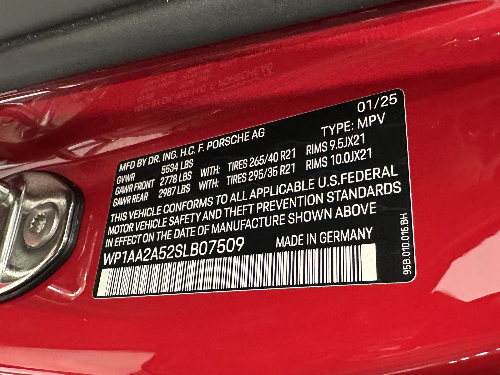 Certified 2025 Porsche Macan image 18