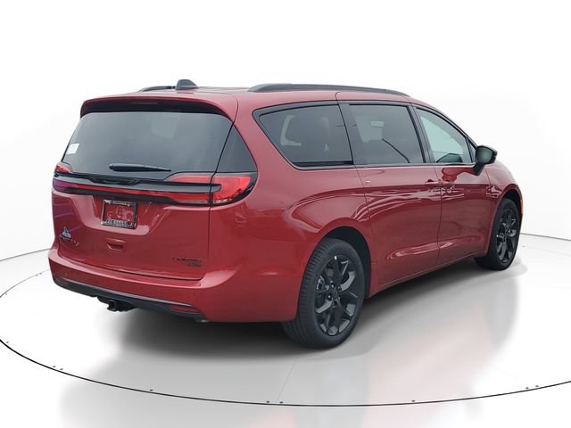 New 2027 Chrysler Pacifica Limited w/ Family Tech Group AWD/4WD image 4
