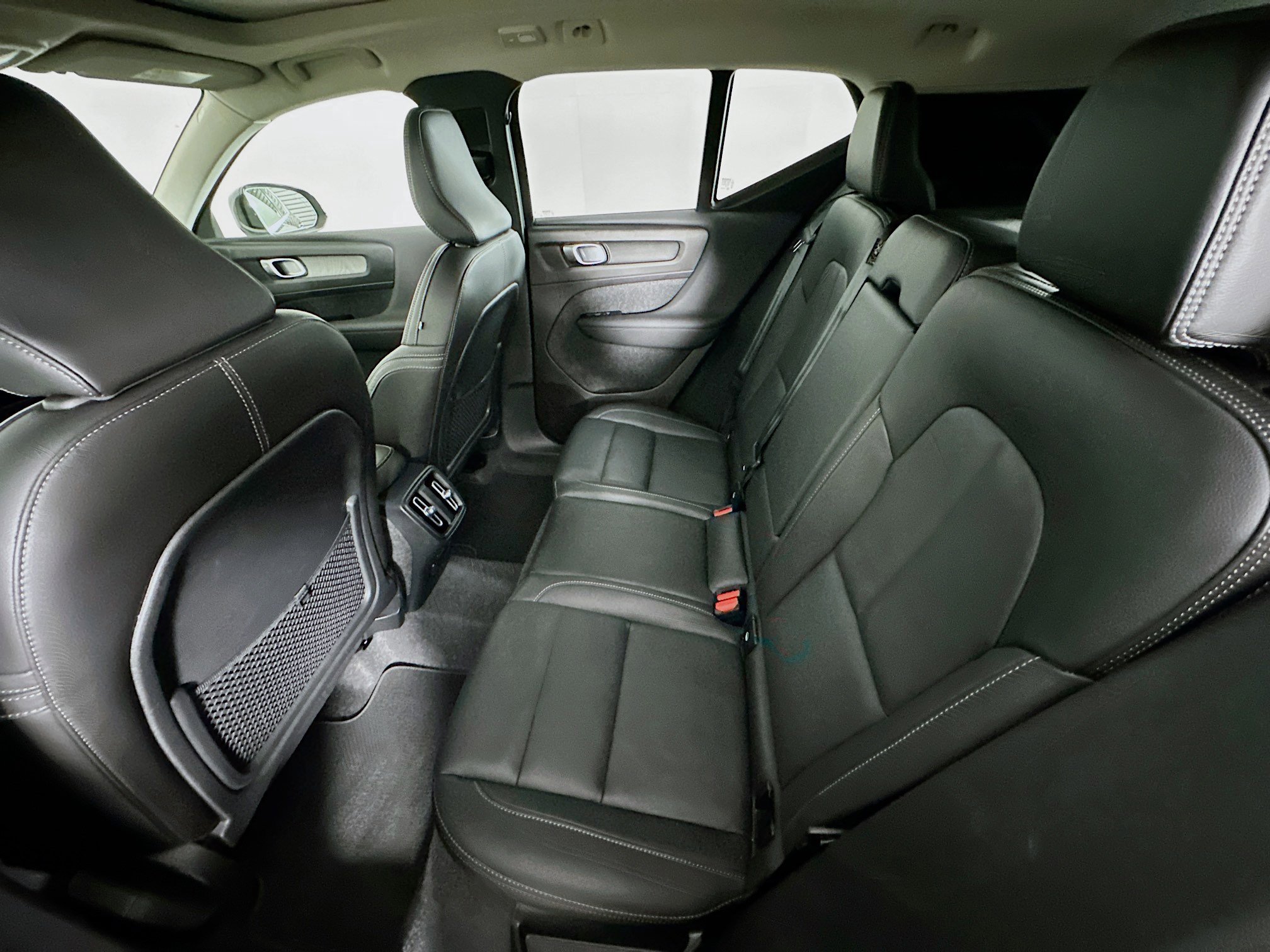 Used 2025 Volvo XC40 B5 Plus image 29