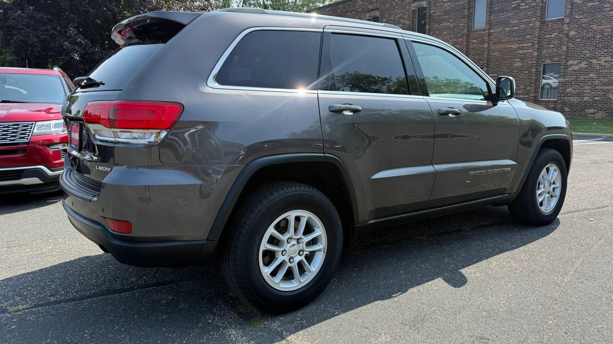 Used 2019 Jeep Grand Cherokee Laredo AWD/4WD image 11