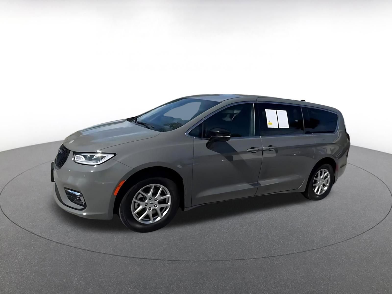 Used 2025 Chrysler Pacifica Select image 8