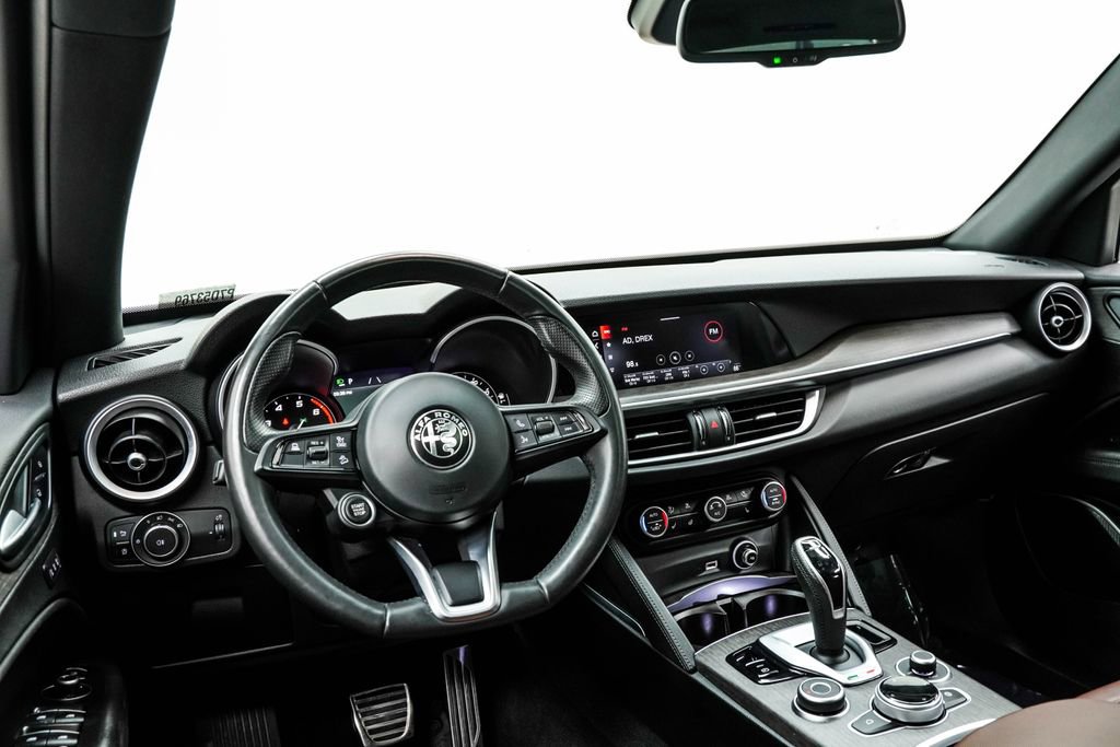 Used 2023 Alfa Romeo Stelvio Ti image 4