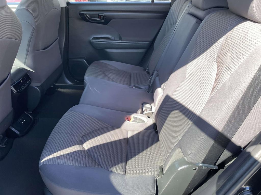 Used 2021 Toyota Highlander LE image 20