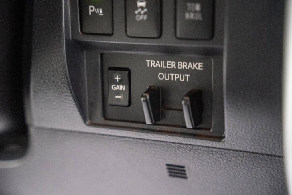 Used 2018 Toyota Tundra SR5 w/ TRD Off Road Package AWD/4WD image 29