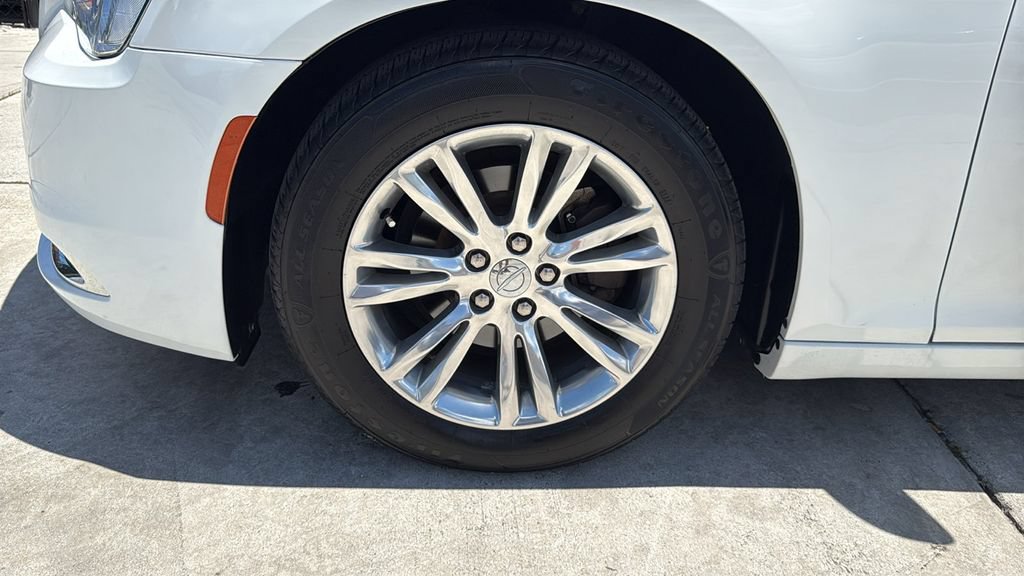 Used 2018 Chrysler 300 Touring L RWD image 18