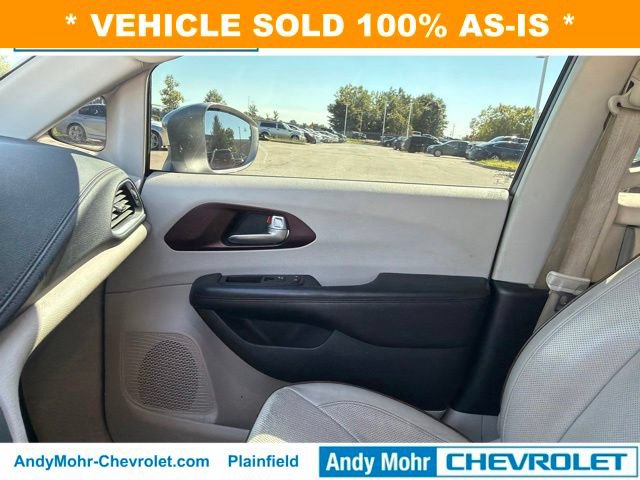 Used 2017 Chrysler Pacifica Limited w/ UConnect Theater Package FWD image 24