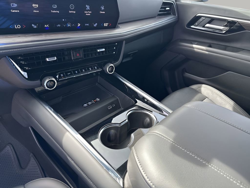 Used 2025 Chevrolet Suburban Z71 image 36