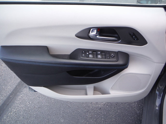 Used 2021 Chrysler Pacifica Touring-L w/ Uconnect Theater Family Group FWD image 14