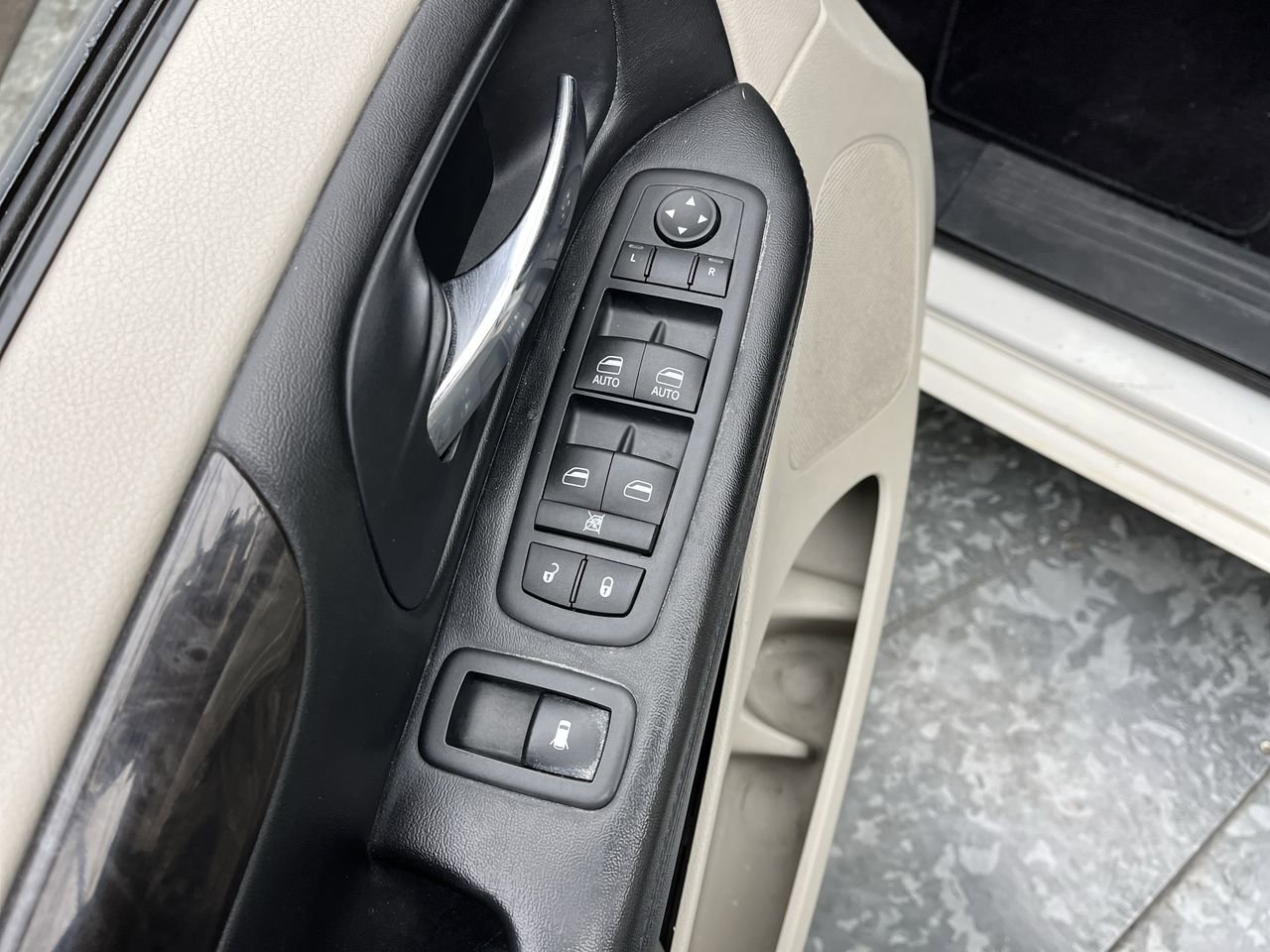 Used 2012 Dodge Grand Caravan SXT image 7