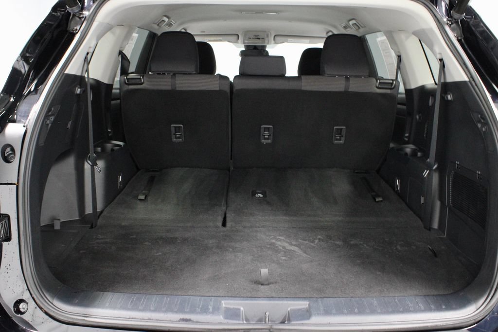 Used 2022 Toyota Highlander LE AWD/4WD image 13