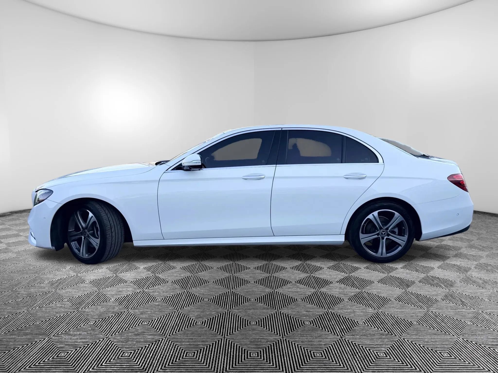 Used 2019 Mercedes-Benz E 300 image 9
