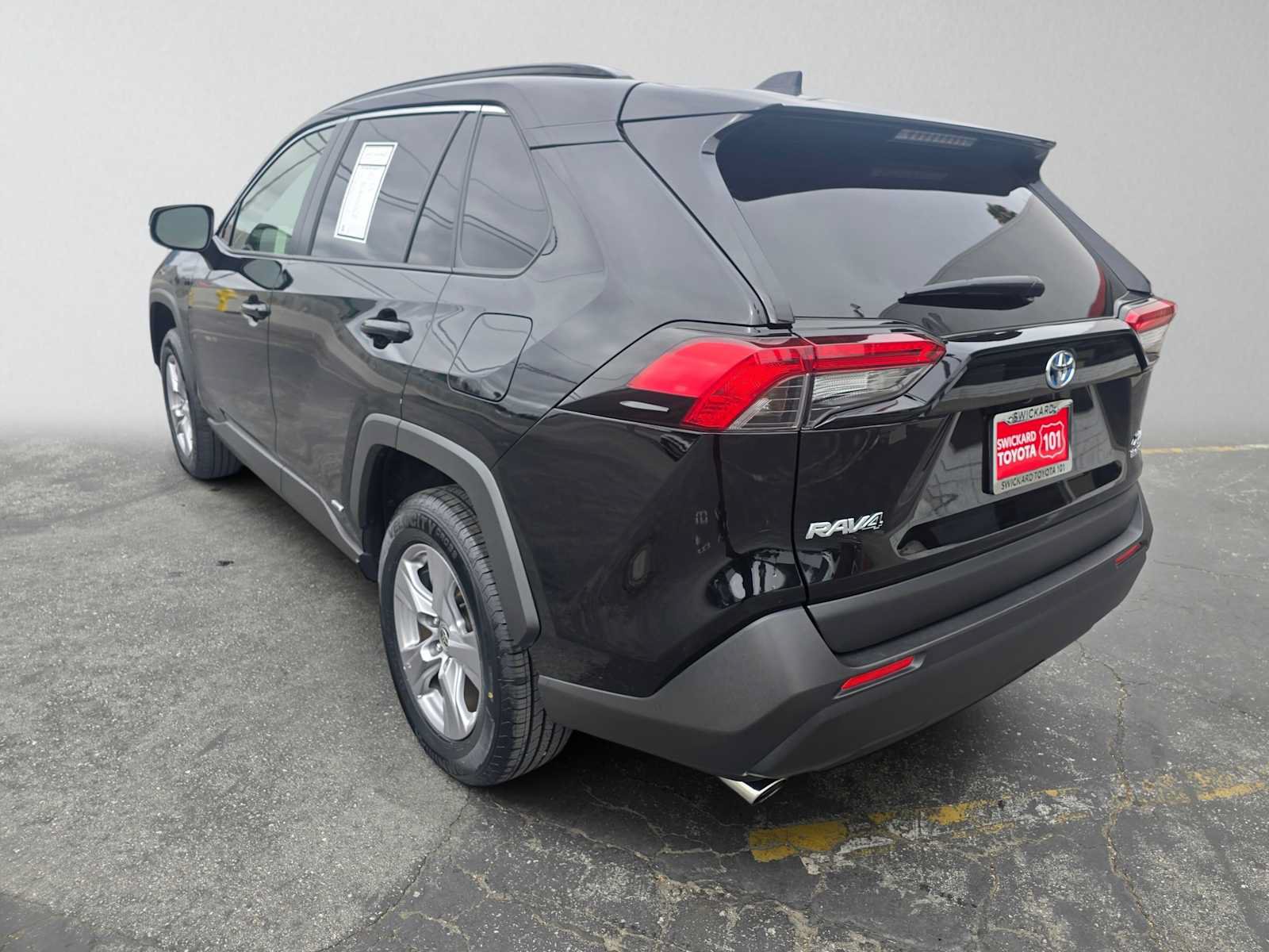 Used 2024 Toyota RAV4 XLE AWD/4WD image 5