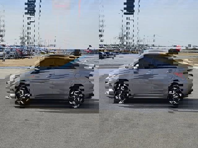 Used 2023 Hyundai Elantra SEL w/ Convenience Package image 4