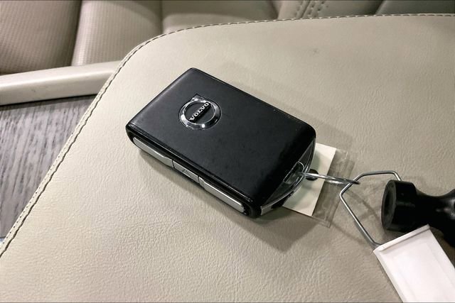 Certified 2023 Volvo XC90 B6 Ultimate w/ Lounge Package image 12