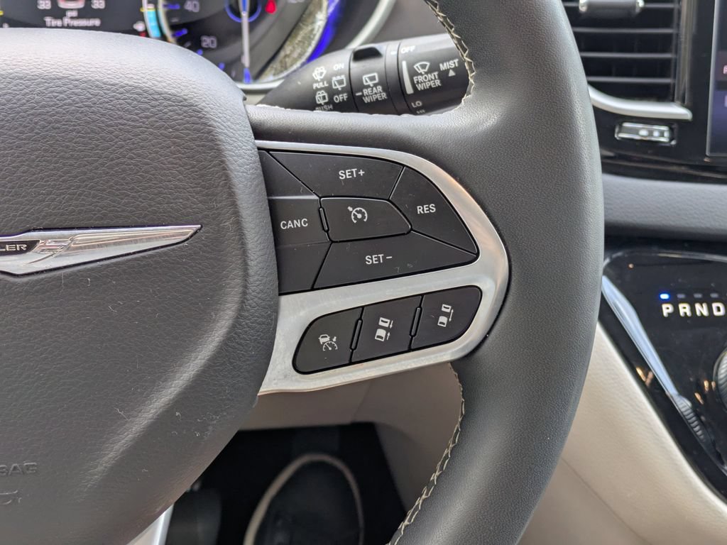 Used 2024 Chrysler Pacifica Touring-L FWD image 17