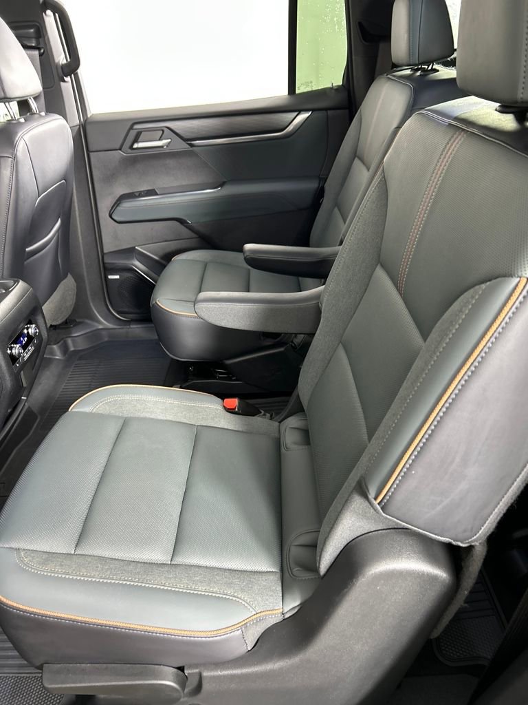 Used 2024 GMC Acadia AT4 w/ Luxury Package image 17
