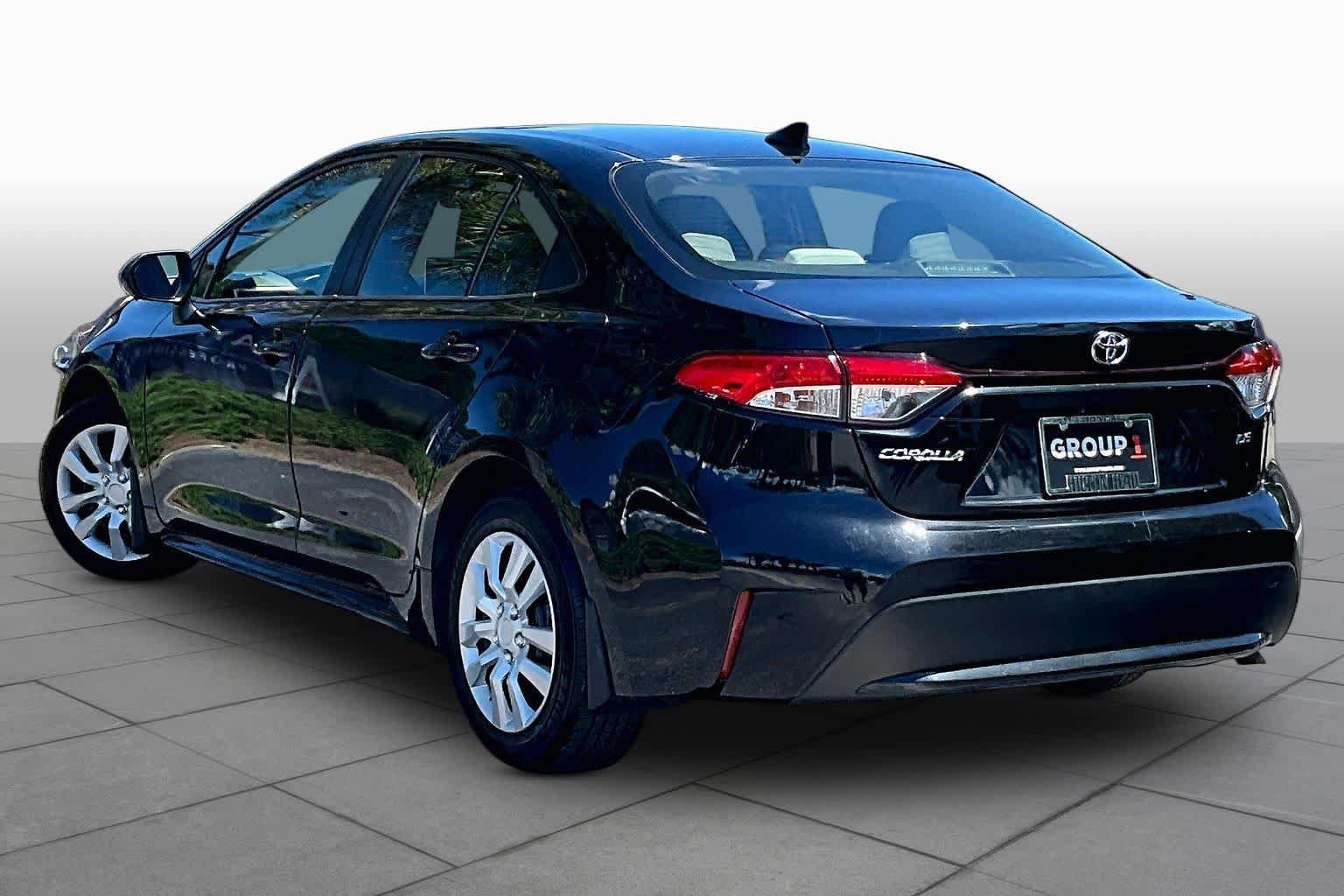 Used 2021 Toyota Corolla LE w/ Carpet Mat Package (TMS) FWD image 12