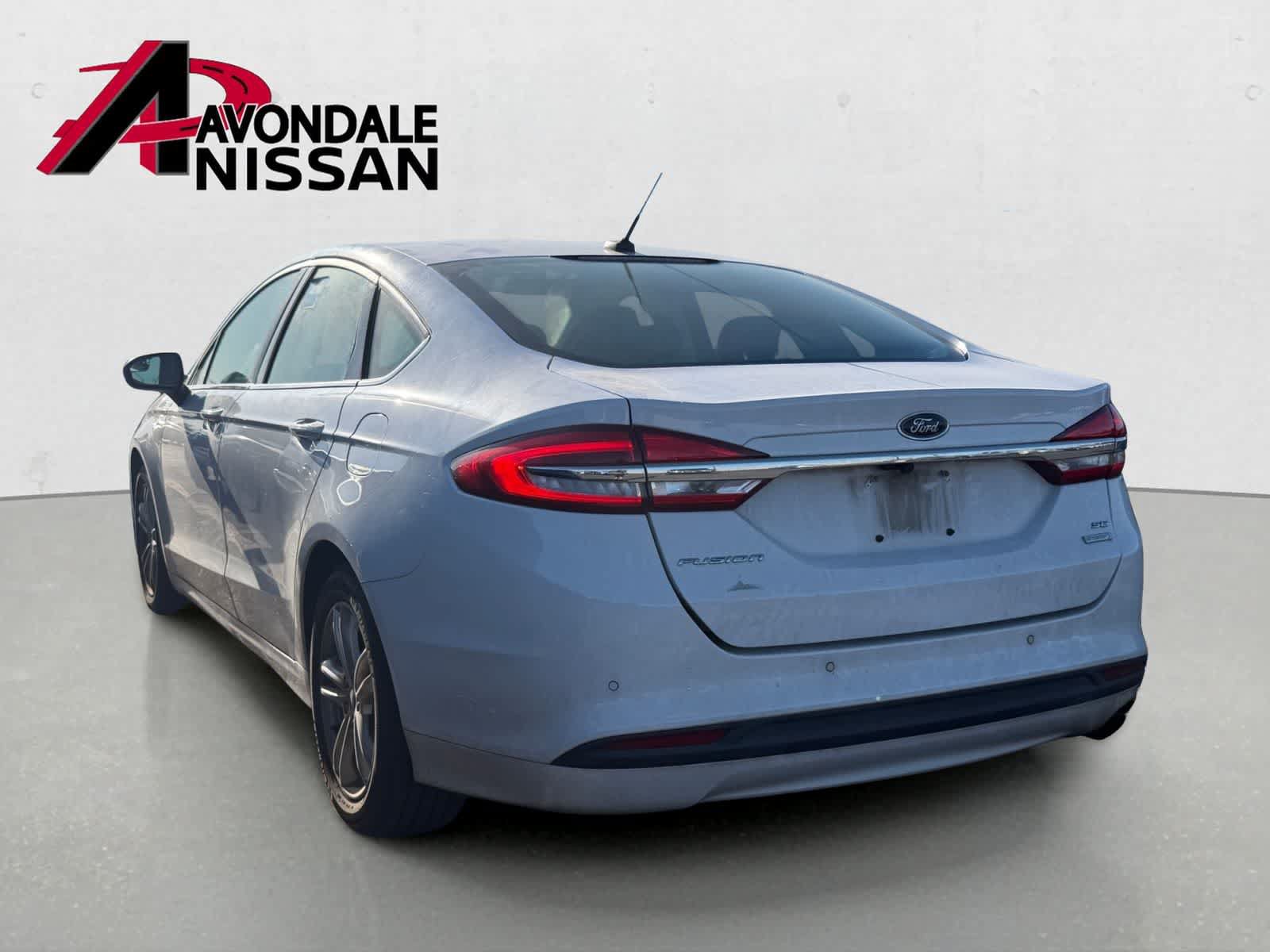 Used 2018 Ford Fusion SE w/ Fusion SE Technology Package FWD image 2