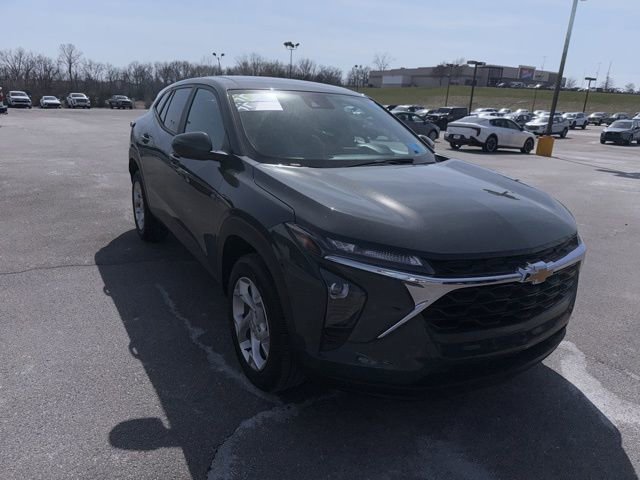 Used 2025 Chevrolet Trax LS w/ LS Convenience Package image 6