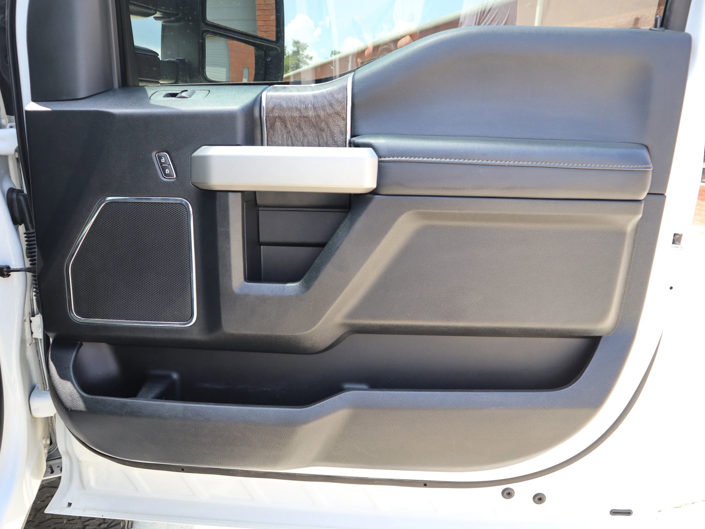 Used 2019 Ford F250 Lariat w/ Chrome Package image 32