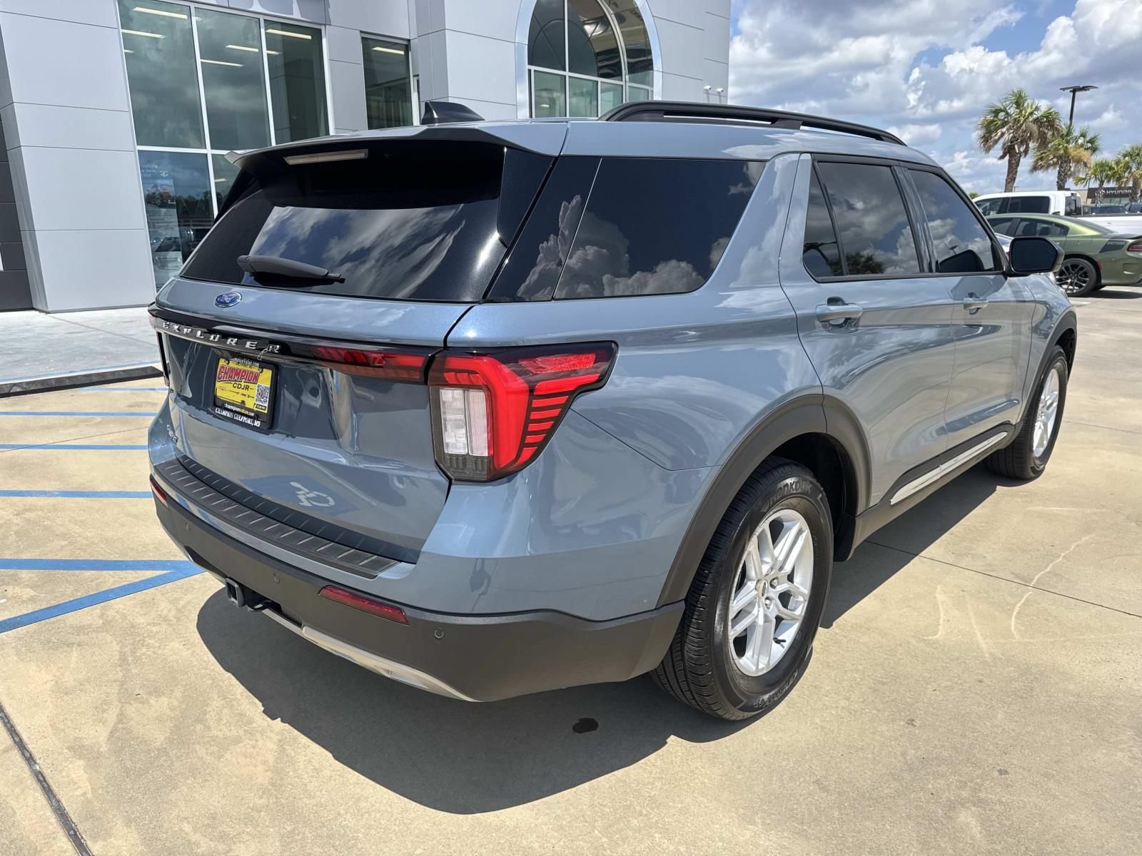 Used 2025 Ford Explorer Active w/ Active Comfort Package RWD image 7