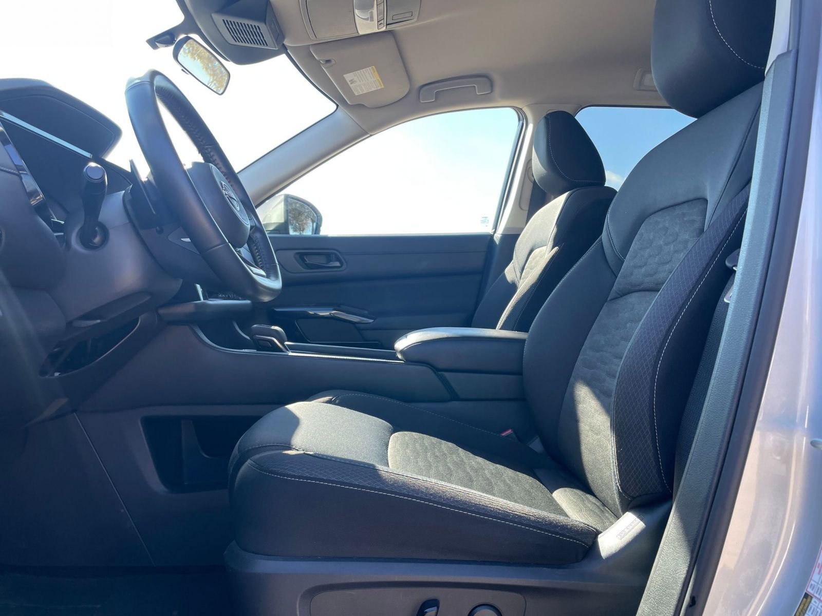 Used 2025 Nissan Pathfinder SV image 29