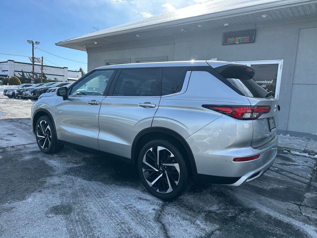 Used 2022 Mitsubishi Outlander SE image 5