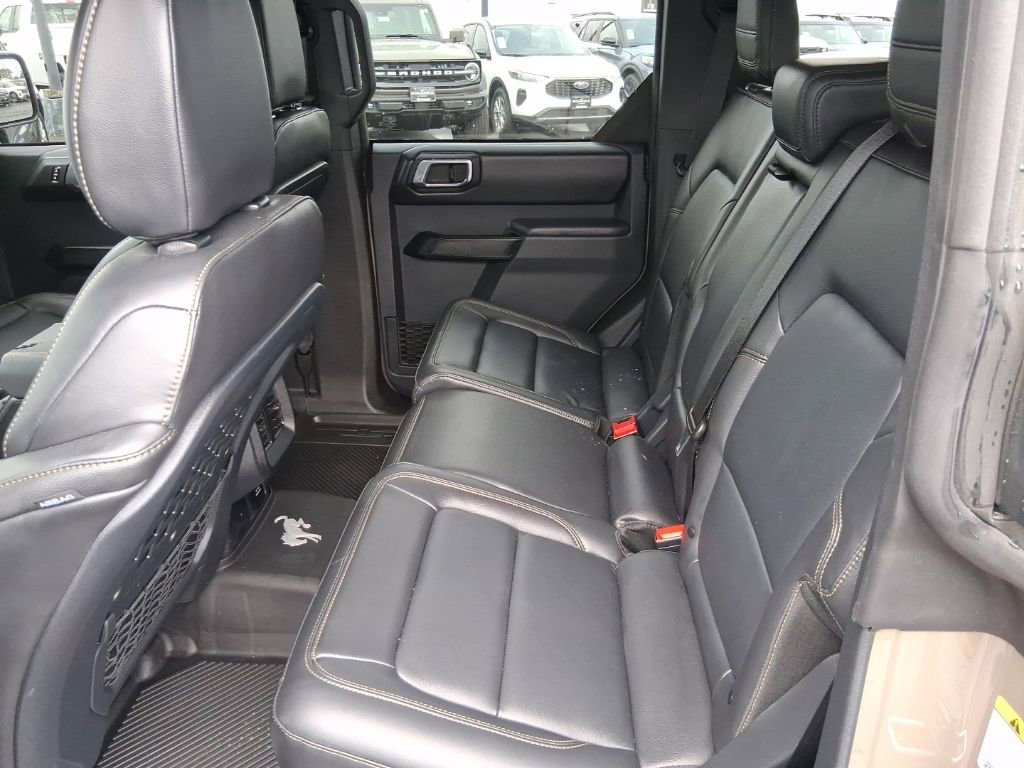 Used 2025 Ford Bronco Badlands image 9