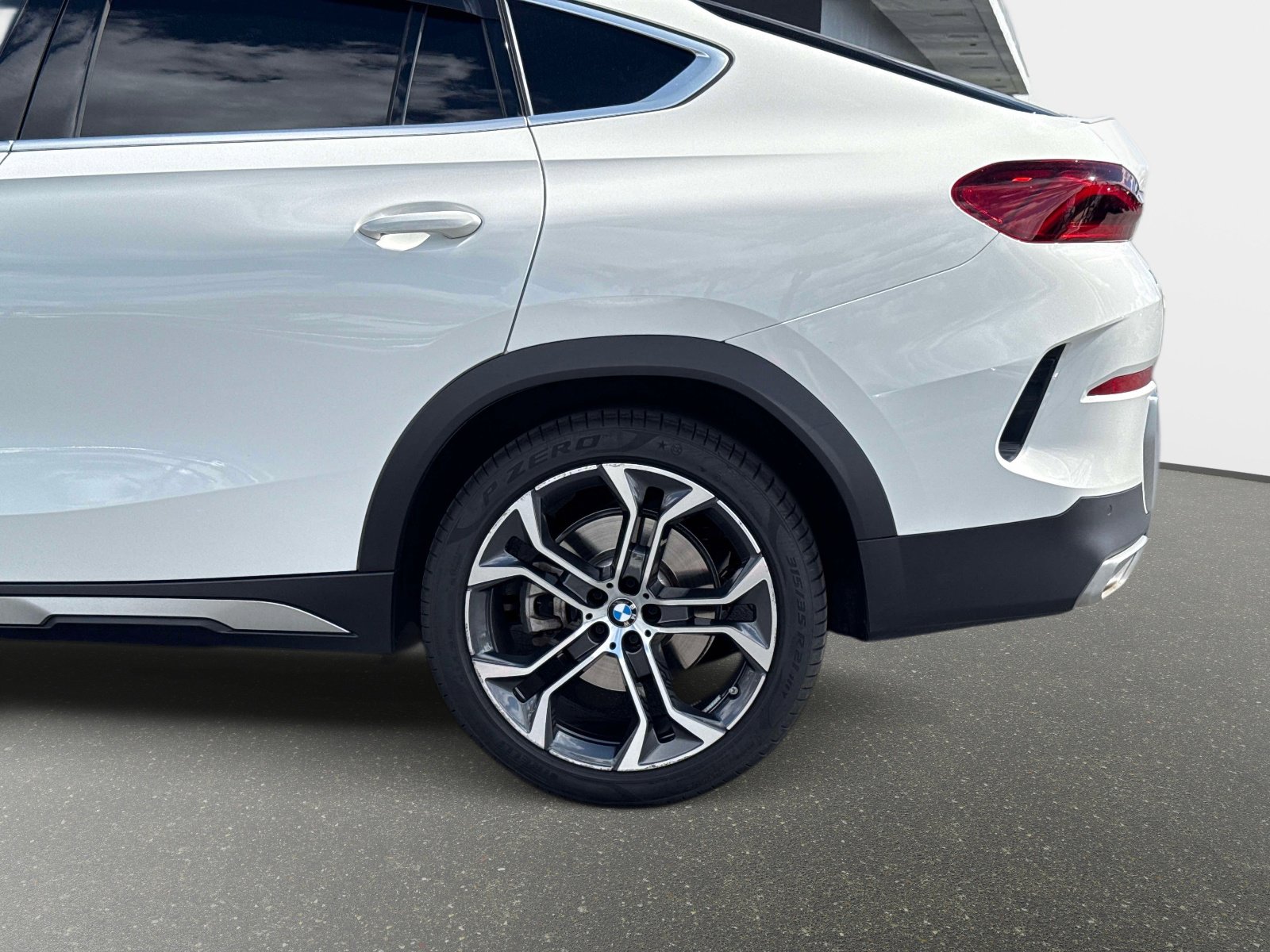 Used 2023 BMW X6 xDrive40i w/ Premium Package image 13