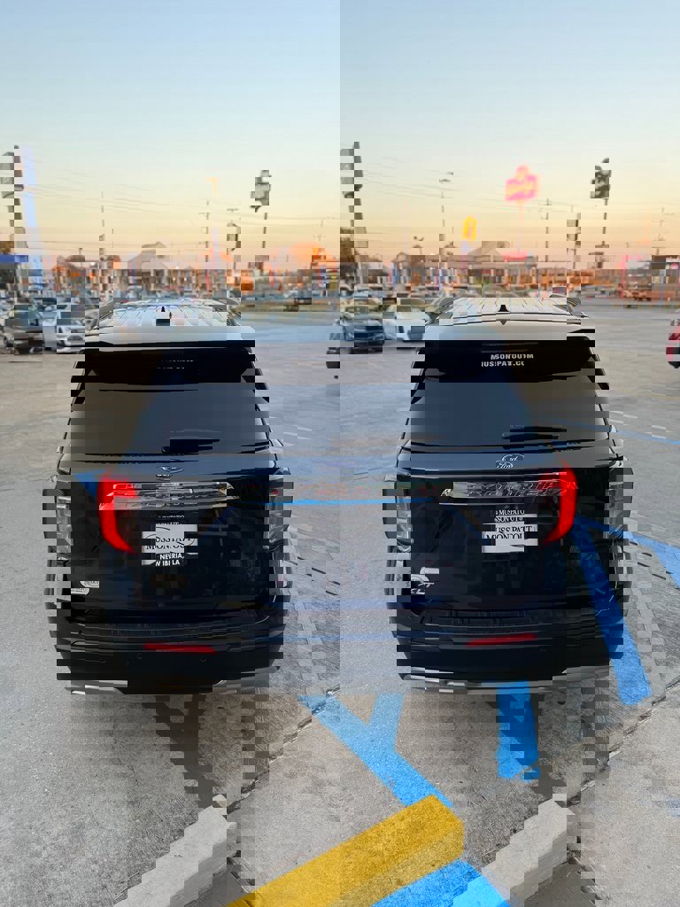 Used 2023 Ford Explorer XLT w/ Equipment Group 202A image 5