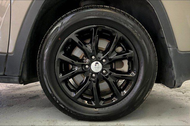 Used 2017 Jeep Cherokee Latitude image 9